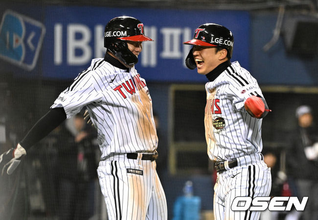 [OSEN=잠실, 이대선 기자] 13일 오후 서울 잠실야구장에서 2023 KBO 프로야구 포스트시즌 한국시리즈 5차전 LG 트윈스와 KT 위즈의 경기가 열렸다.5회말 1사 2,3루에서 LG 김현수의 좌전 2타점 적시타 때 홈을 밟은 박해민이 홍창기와 홈에서 환호하고 있다. 2023.11.13 /sunday@osen.co.kr