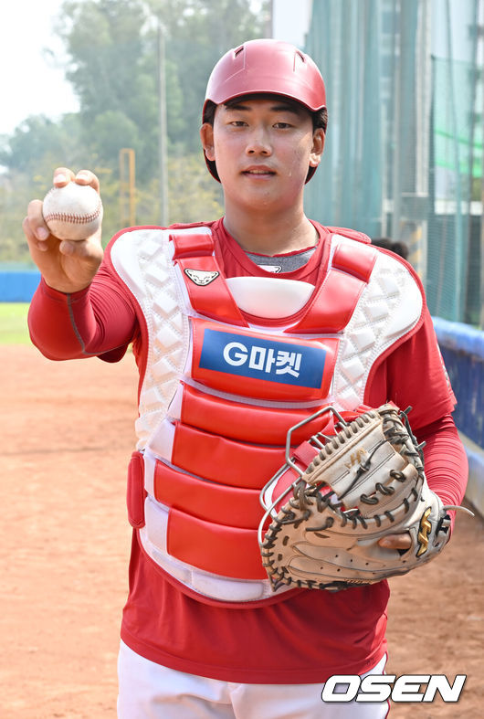 [OSEN=자이(대만), 김성락 기자] 26일 오전(한국시간) 대만 자이시에 위치한 난화대학야구장에서 SSG 랜더스의 2군 스프링캠프가 진행됐다. SSG 김규민이 취재진을 향해 포즈를 취하고 있다. 2024.02.26 / ksl0919@osen.co.kr