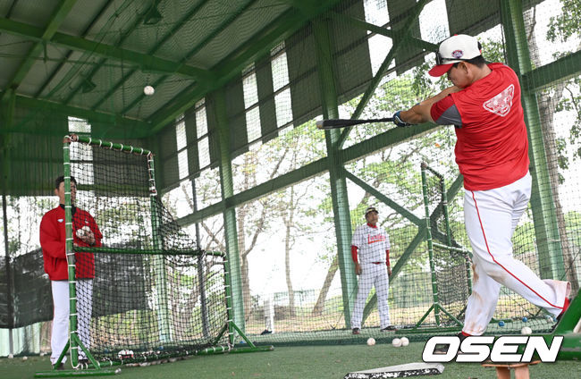 [OSEN=자이(대만), 김성락 기자] 26일 오전(한국시간) 대만 자이시에 위치한 난화대학야구장에서 SSG 랜더스의 2군 스프링캠프가 진행됐다. SSG 김규민이 타격 훈련을 하고 있다. 2024.02.26 / ksl0919@osen.co.kr