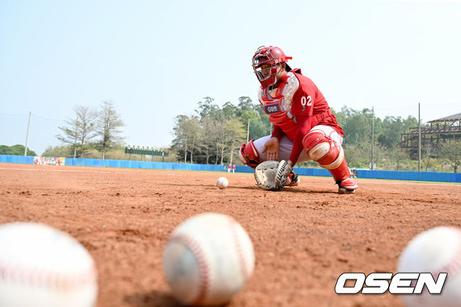 [OSEN=자이(대만), 김성락 기자] 26일 오전(한국시간) 대만 자이시에 위치한 난화대학야구장에서 SSG 랜더스의 2군 스프링캠프가 진행됐다. SSG 김규민이 포수 훈련을 하고 있다. 2024.02.26 / ksl0919@osen.co.kr