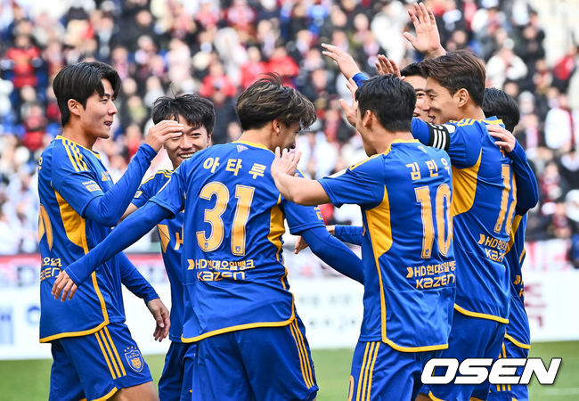 [OSEN=울산, 이석우 기자] 1일 울산 문수축구경기장에서 하나은행 K리그1 2024 울산 HD와 포항 스틸러스의 경기가 열렸다.  울산 HD 아타루가 후반 첫 골을 성공시키고 동료들과 기쁨을 나누고 있다. 2024.03.01 / foto0307@osen.co.kr