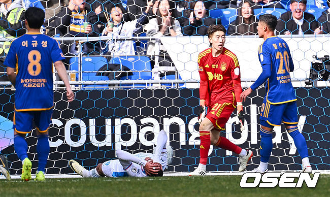 [OSEN=울산, 이석우 기자] 1일 울산 문수축구경기장에서 하나은행 K리그1 2024 울산 HD와 포항 스틸러스의 경기가 열렸다.  울산 HD 조현우 골키퍼가 골을 막아내자 포항 스틸러스 조르지가 아쉬워하고 있다. 2024.03.01 / foto0307@osen.co.kr