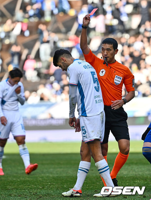 [OSEN=울산, 이석우 기자] 1일 울산 문수축구경기장에서 하나은행 K리그1 2024 울산 HD와 포항 스틸러스의 경기가 열렸다.  포항 스틸러스 아스프로가 울산 HD 엄원상에게 파울을 하고 레드카드를 받고 퇴장 당하고 있다. 2024.03.01 / foto0307@osen.co.kr