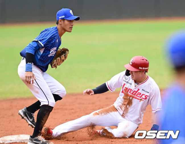 [OSEN=자이(대만), 김성락 기자] 1일 오후(한국시간) 대만 자이시에 위치한 자이시립야구장에서 SSG 랜더스와 대만 프로야구 푸방 가디언스의 연습경기가 열렸다.이날 SSG 랜더스는 푸방 가디언스를 상대로 0-4로 패배했다. 1회말 무사 1루 SSG 에레디아의 타석 때 1루주자 최지훈이 2루 도루 성공하고 있다. 2024.03.01 / ksl0919@osen.co.kr