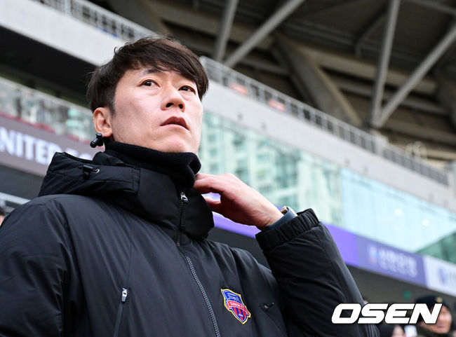 [OSEN=인천, 지형준 기자] 2일 오후 인천축구전용경기장에서 하나은행 K리그1 2024 1라운드 인천 유나이티드와 수원FC의 경기가 열렸다.수원FC 김은중 감독이 경기를 준비하고 있다. 2024.03.02 /jpnews@osen.co.kr