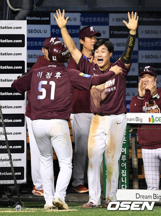 [OSEN=잠실, 이대선 기자] 키움 이정후가 득점을 올린 뒤 덕아웃에서 김하성의 축하를 받고 있다. 2019.10.22 /sunday@osen.co.kr