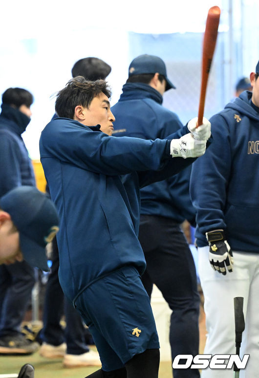 [OSEN=투손(미국 애리조나주), 이대선 기자] 11일(한국시간) 미국 애리조나주 투손에 위치한 리드 파크 에넥스필드에서 NC 다이노스의 스프링캠프가 진행됐다.NC 손아섭이 타격 훈련을 하고 있다. 2024.02.11 /sunday@osen.co.kr