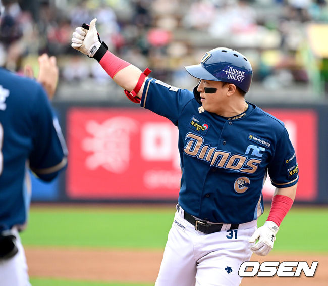 [OSEN=수원, 최규한 기자] 수원 KT위즈파크에서 ‘2023 신한은행 SOL KBO 포스트시즌 플레이오프’ 5차전 KT 위즈와 NC 다이노스의 경기가 열렸다.5회초 1사 3루 상황 NC 손아섭이 달아나는 1타점 적시타를 날리고 1루에 안착해 기뻐하고 있다. 2023.11.05 / dreamer@osen.co.kr