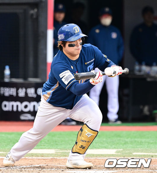 [OSEN=수원, 최규한 기자] 수원 KT위즈파크에서 ‘2023 신한은행 SOL KBO 포스트시즌 플레이오프’ 5차전 KT 위즈와 NC 다이노스의 경기가 열렸다. 6회초 무사 1루 상황 NC 권희동이 희생 번트를 대고 있다. 2023.11.05 / dreamer@osen.co.kr