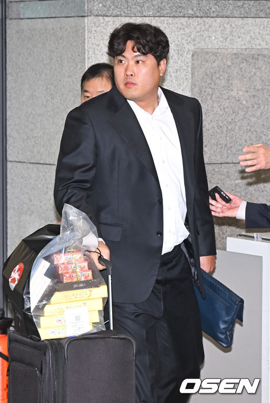 [OSEN=인천공항, 박준형 기자] 한화 이글스가 일본 오키나와 스프링캠프 훈련을 마치고 4일 오후 인천국제공항을 통해 입국했다.한화 류현진이 입국장을 나서고 있다.  2024.03.04  / soul1014@osen.co.kr