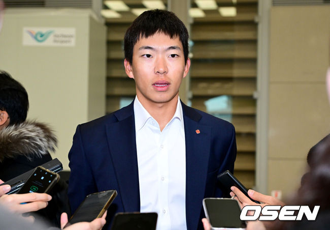 [OSEN=인천공항, 최규한 기자] 프로야구 롯데 자이언츠가 5일 일본 오키나와에서 2024 시즌을 준비하는 스프링캠프를 마친 뒤 인천공항을 통해 귀국했다.롯데 김민석이 귀국해 취재진과 인터뷰를 하고 있다. 2024.03.05 / dreamer@osen.co.kr