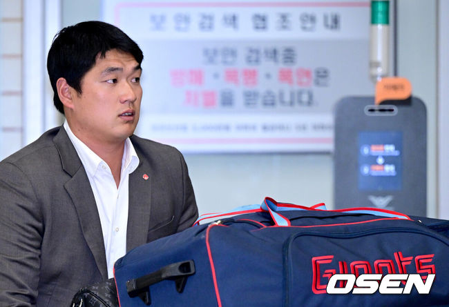 [OSEN=인천공항, 최규한 기자] 프로야구 롯데 자이언츠가 일본 오키나와에서 2024 시즌을 준비하는 스프링캠프를 마친 뒤 인천공항을 통해 귀국했다.롯데 나균안이 입국장을 나서고 있다. 2024.03.05 / dreamer@osen.co.kr