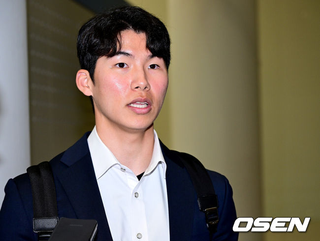 [OSEN=인천공항, 최규한 기자] 프로야구 키움 히어로즈가 2024 시즌을 준비하는 스프링캠프를 마친 뒤 6일 오후 인천공항을 통해 귀국했다.키움 김혜성이 귀국해 취재진과 인터뷰를 하고 있다. 2024.03.06 / dreamer@osen.co.kr