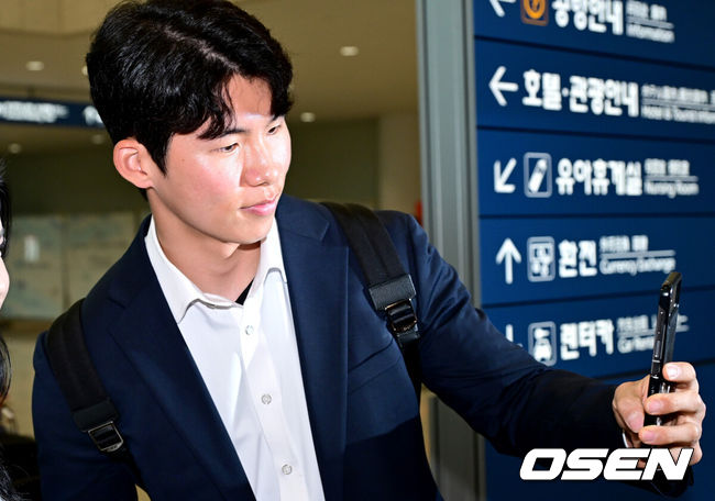 [OSEN=인천공항, 최규한 기자] 프로야구 키움 히어로즈가 2024 시즌을 준비하는 스프링캠프를 마친 뒤 6일 오후 인천공항을 통해 귀국했다.키움 김혜성이 귀국해 팬들과의 만남을 갖고 있다. 2024.03.06 / dreamer@osen.co.kr