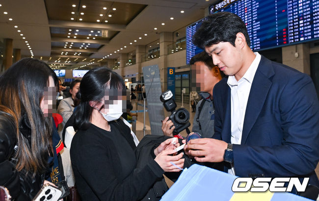 [OSEN=인천공항, 박준형 기자] 한화 이글스가 일본 오키나와 스프링캠프 훈련을 마치고 4일 오후 인천국제공항을 통해 입국했다.한화 문동주가 팬들에게 사인을 해주고 있다.   2024.03.04  / soul1014@osen.co.kr