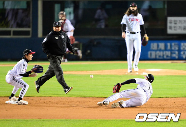 [OSEN=잠실, 조은정 기자]13일 잠실야구장에서 2023 신한은행 SOL KBO 포스트시즌 한국시리즈 LG 트윈스와 KT 위즈의 5차전 경기가 열렸다. 4회초 1사 1루 상황 KT 알포드의 내야 땅볼 때 LG 오지환이 타구를 잡아 2루로 송구하고 있다. 2023.11.13 /cej@osen.co.kr