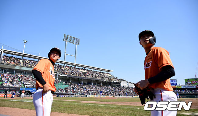 [OSEN=대전, 최규한 기자] 10일 대전 한화생명이글스파크에서 ‘2024 신한은행 SOL KBO리그’ 시범경기 한화 이글스와 삼성 라이온즈의 경기가 열렸다.연이틀 만원 관중이 들어찬 이글스파크에서 선수들이 경기를 펼치고 있다. 2024.03.10 / dreamer@osen.co.kr