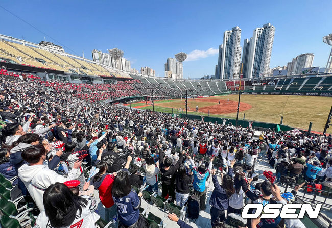 [OSEN=부산, 이석우 기자] 9일 부산 사직구장에서 2024 신한 SOL 뱅크 KBO 리그 롯데 자이언츠와 SSG 랜더스의 경기가 열렸다. 롯데 자이언츠 팬들이 1루를 가득 메우고 시범경기를 관람하고 있다. 2024.03.09 / foto0307@osen.co.kr