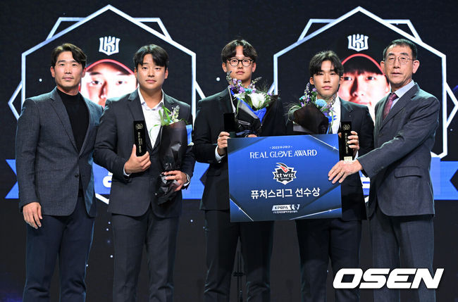 [OSEN=이대선 기자] 퓨처스리그 선수상을 수상한 SSG 강민성, 강건, 김병준이 기념촬영을 하고 있다. 2023.12.01 /sunday@osen.co.kr