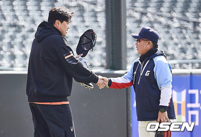 [OSEN=부산, 이석우 기자] 16일 부산 사직구장에서 2024 신한 SOL 뱅크 KBO 리그 롯데 자이언츠와 한화 이글스의 경기가 열렸다. 한화 이글스 류현진이 롯데 자이언츠와의 시범경기를 앞두고 롯데 자이언츠 김광수 코치와 인사를 하고 있다. 2024.03.16 / foto0307@osen.co.kr