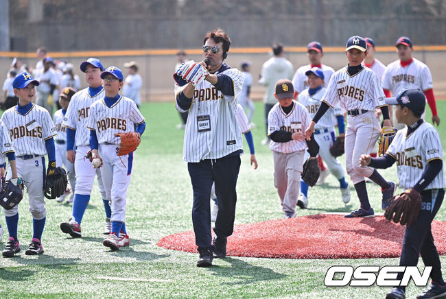 [OSEN=박준형 기자] 샌디에이고 박찬호 특별고문이 16일 오후 서울 용산 어린이정원 내 어린이야구장에서 진행된 샌디에이고 파드리스 유소년 클리닉 행사에 참가해 유소년 선수들을 지도하고 있다. (사진공동취재단) 2024.03.16 / soul1014@osen.co.kr