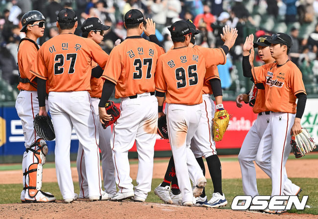 [OSEN=부산, 이석우 기자] 17일 부산 사직구장에서 2024 신한 SOL 뱅크 KBO 리그 롯데 자이언츠와 한화 이글스의 시범경기가 열렸다. 한화 이글스 선수들이 롯데에 14-2로 대승하고 기쁨을 나누고 있다. 2024.03.17 / foto0307@osen.co.kr