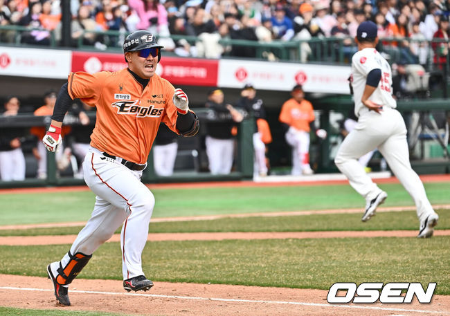 [OSEN=부산, 이석우 기자] 17일 부산 사직구장에서 2024 신한 SOL 뱅크 KBO 리그 롯데 자이언츠와 한화 이글스의 시범경기가 열렸다. 한화 이글스 이재원이 5회초 2사 1,3루 1타점 우전 안타를 치고 진루하고 있다. 2024.03.17 / foto0307@osen.co.kr