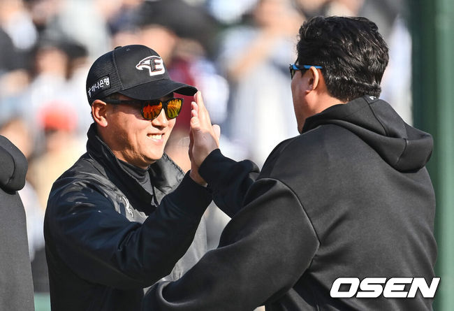 [OSEN=부산, 이석우 기자] 16일 부산 사직구장에서 2024 신한 SOL 뱅크 KBO 리그 롯데 자이언츠와 한화 이글스의 경기가 열렸다. 한화 이글스 최원호 감독이 롯데 자이언츠에 8-2로 승리한 후 류현진과 하이파이브를 하고 있다. 2024.03.16