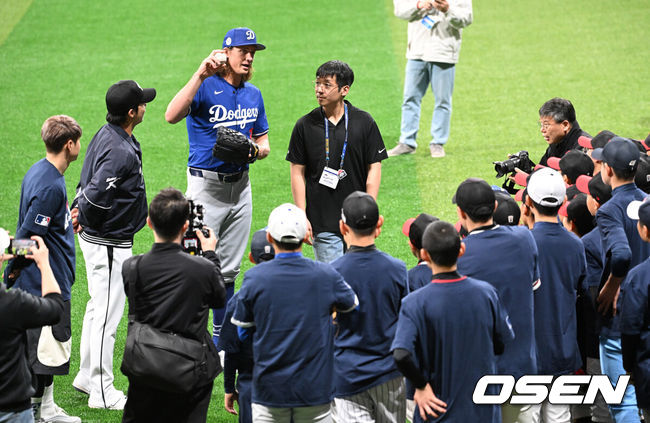 [OSEN=고척, 이대선 기자] 16일 서울 고척스카이돔에서 ‘메이저리그 월드투어 서울 시리즈 2024’ 유소년 야구 클리닉이 진행됐다.LA 다저스 타일러 글라스노우가 유소년 선수들에게 설명을 하고 있다. 2024.03.16 /sunday@osen.co.kr