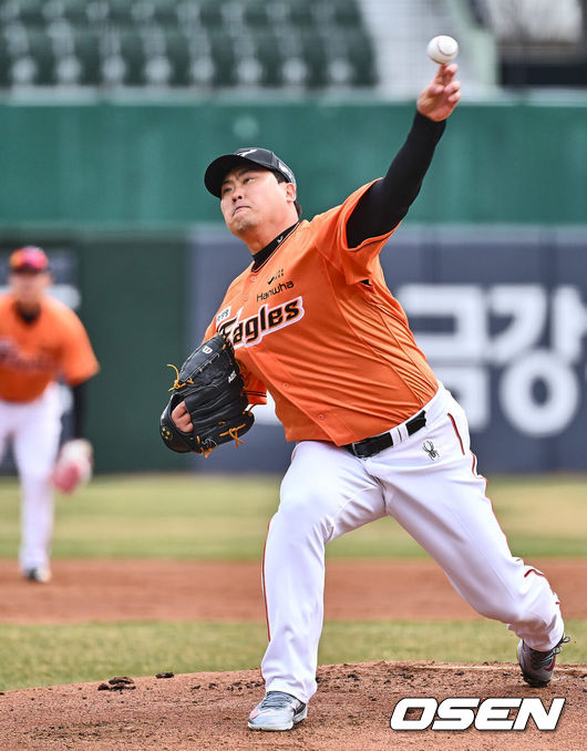 [OSEN=부산, 이석우 기자] 17일 부산 사직구장에서 2024 신한 SOL 뱅크 KBO 리그 롯데 자이언츠와 한화 이글스의 시범경기가 열렸다. 한화 이글스 선발 투수 류현진이 역투하고 있다. 2024.03.17 / foto0307@osen.co.kr