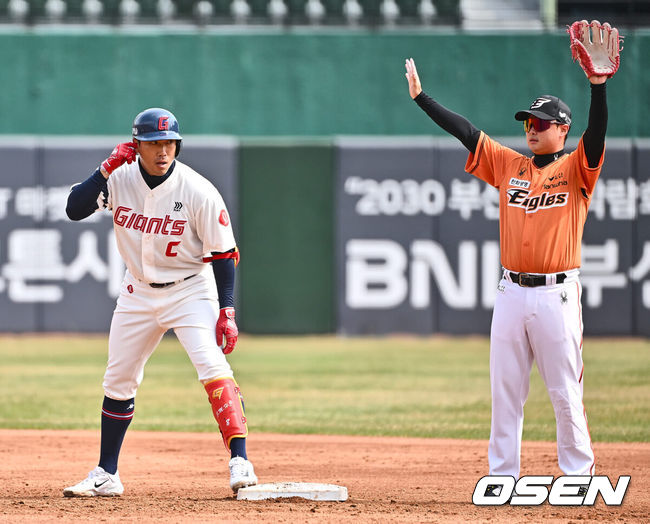 [OSEN=부산, 이석우 기자] 17일 부산 사직구장에서 2024 신한 SOL 뱅크 KBO 리그 롯데 자이언츠와 한화 이글스의 시범경기가 열렸다. 롯데 자이언츠 전준우가 3회말 2사 1,2루 2타점 우익수 앞 2루타를 치고 세리머니를 하고 있다. 2024.03.17 / foto0307@osen.co.kr