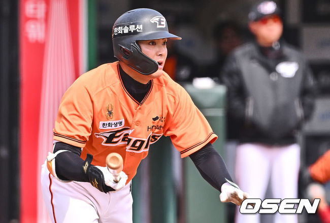 [OSEN=부산, 이석우 기자] 17일 부산 사직구장에서 2024 신한 SOL 뱅크 KBO 리그 롯데 자이언츠와 한화 이글스의 시범경기가 열렸다. 한화 이글스 임종찬이 4회초 2사 만루 2타점 적시타를 치고 있다. 2024.03.17 / foto0307@osen.co.kr