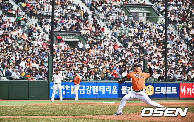 [OSEN=부산, 이석우 기자] 17일 부산 사직구장에서 2024 신한 SOL 뱅크 KBO 리그 롯데 자이언츠와 한화 이글스의 시범경기가 열렸다. 사직야구장 3루 관중석을 가득 메운 팬들이 한화 이글스 류현진의 투구를 관람하고 있다. 2024.03.17 / foto0307@osen.co.kr