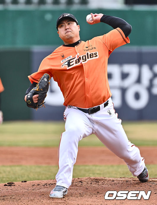 [OSEN=부산, 이석우 기자] 17일 부산 사직구장에서 2024 신한 SOL 뱅크 KBO 리그 롯데 자이언츠와 한화 이글스의 시범경기가 열렸다. 한화 이글스 선발 투수 류현진이 역투하고 있다. 2024.03.17 / foto0307@osen.co.kr