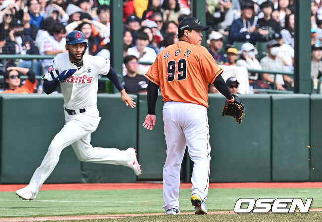 [OSEN=부산, 이석우 기자] 17일 부산 사직구장에서 2024 신한 SOL 뱅크 KBO 리그 롯데 자이언츠와 한화 이글스의 시범경기가 열렸다. 한화 이글스 류현진이 3회말 2사 1,2루 롯데 자이언츠 전준우의 타구가 높게 날아가자 아웃될 것으로 판단, 더그아웃으로 들어가다 레이예스가 3루를 돌며 홈인하자 뒤를 돌아보고 있다. 2024.03.17 / foto0307@osen.co.kr