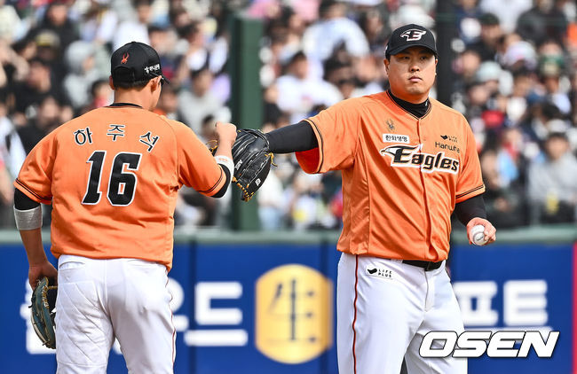 [OSEN=부산, 이석우 기자] 17일 부산 사직구장에서 2024 신한 SOL 뱅크 KBO 리그 롯데 자이언츠와 한화 이글스의 시범경기가 열렸다. 한화 이글스 류현진이 4회말 1사 1루 롯데 자이언츠 이주찬의 3루 땅볼을 잡아 어렵게 아웃시킨 하주석과 하이파이브를 하고 있다. 2024.03.17 / foto0307@osen.co.kr