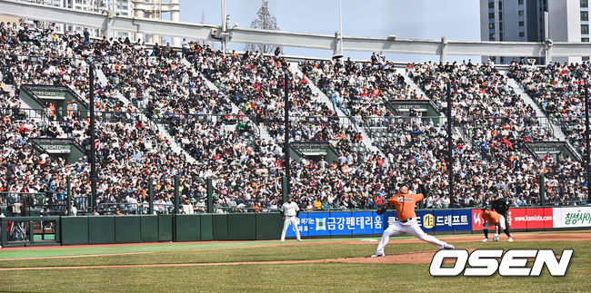 [OSEN=부산, 이석우 기자] 17일 부산 사직구장에서 2024 신한 SOL 뱅크 KBO 리그 롯데 자이언츠와 한화 이글스의 시범경기가 열렸다. 사직야구장 3루 관중석을 가득 메운 팬들이 한화 이글스 류현진의 투구를 관람하고 있다. 2024.03.17 / foto0307@osen.co.kr