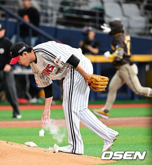 [OSEN=지형준 기자] 18일 서울 고척스카이돔에서 ‘메이저리그 월드투어 서울 시리즈 2024’ 샌디에이고 파드리스와 LG 트윈스의 연습경기가 진행됐다.2회초 1사 2루에서 LG 임찬규가 샌디에이고 김하성에 선제 투런포를 허용하며 아쉬워하고 있다. 2024.03.18 /jpnews@osen.co.kr