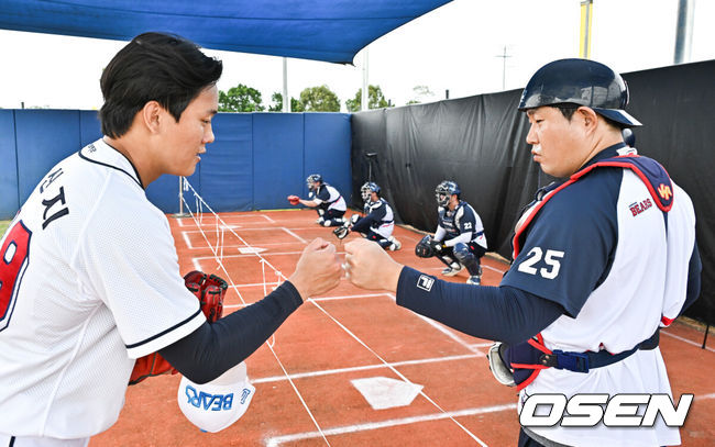 [OSEN=시드니(호주), 박준형 기자] 두산 베어스가 9일 호주 시드니 블랙타운 베이스볼 스타디움에서 2024 호주 시드니 스프링캠프를 진행했다.두산 양의지가 불펜 피칭 마친 박신지와 하이파이브를 하고 있다. 2024.02.09 / soul1014@osen.co.kr