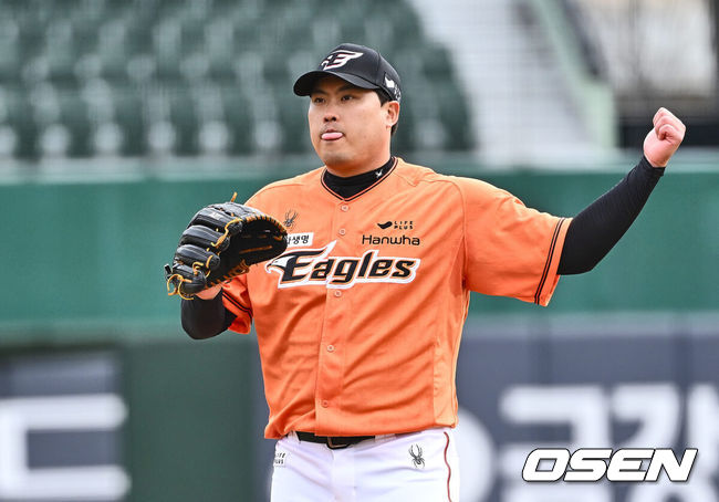 [OSEN=부산, 이석우 기자] 17일 부산 사직구장에서 2024 신한 SOL 뱅크 KBO 리그 롯데 자이언츠와 한화 이글스의 시범경기가 열렸다. 한화 이글스 선발 투수 류현진이 사인을 보내고 있다. 2024.03.17 / foto0307@osen.co.kr