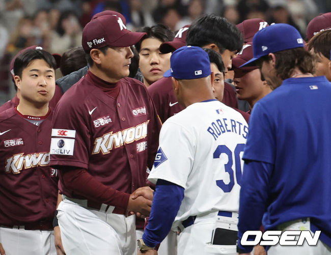 [OSEN=고척, 이대선 기자] 17일 서울 고척스카이돔에서 ‘메이저리그 월드투어 서울 시리즈 2024’ LA 다저스와 키움 히어로즈의 연습경기가 진행됐다.이날 경기는 LA 다저스가 키움 히어로즈를 상대로 14-3 대승을 거뒀다. 경기종료후 키움 홍원기 감독과 로버츠 감독이 악수하고 있다. 2024.03.17 /sunday@osen.co.kr