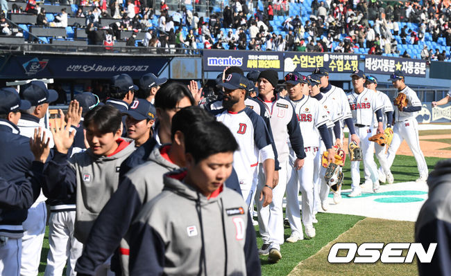 [OSEN=잠실, 이대선 기자] 두산 선수들이 승리의 기쁨을 나누고 있다. 2024.03.14 /sunday@osen.co.kr