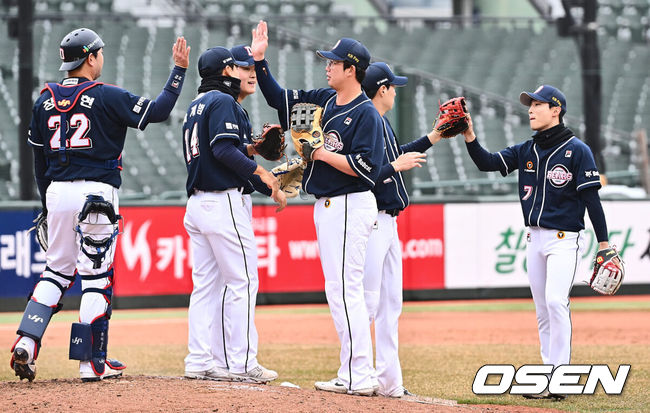 [OSEN=부산, 이석우 기자] 11일 부산 사직구장에서 2024 신한 SOL 뱅크 KBO 리그 롯데 자이언츠와 두산 베어스의 시범경기가 열렸다. 두산 베어스 선수들이 롯데 자이언츠에 3-0으로 승리한 후 하이파이브를 하고 있다. 2024.03.11 / foto0307@osen.co.kr