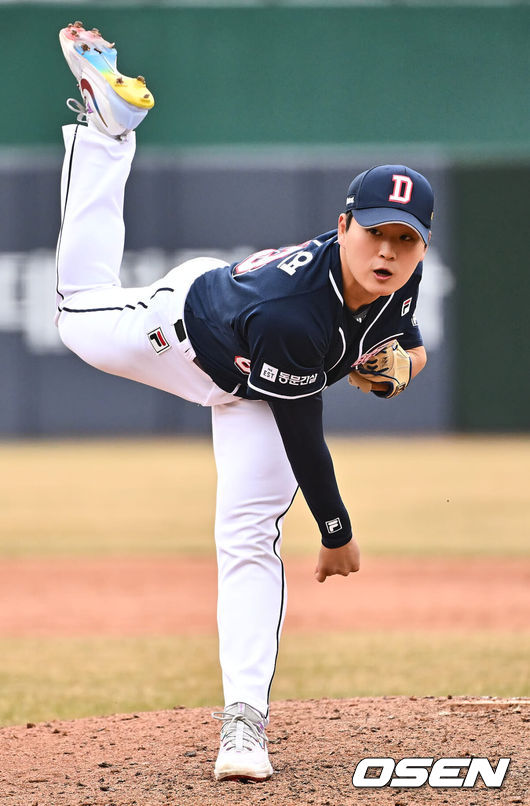 [OSEN=부산, 이석우 기자] 11일 부산 사직구장에서 2024 신한 SOL 뱅크 KBO 리그 롯데 자이언츠와 두산 베어스의 시범경기가 열렸다. 두산 베어스 김택연이 역투하고 있다. 2024.03.11 / foto0307@osen.co.kr