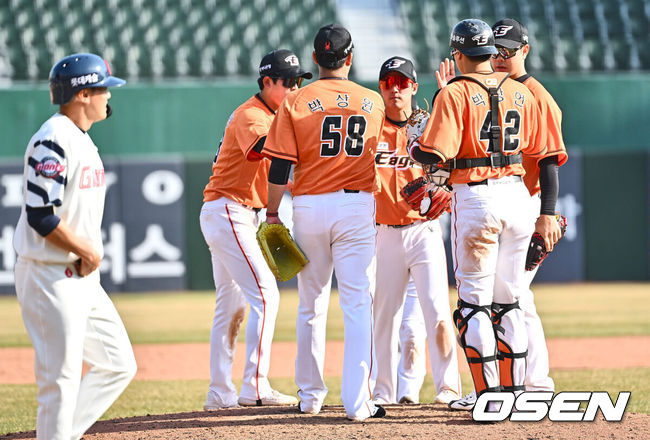 [OSEN=부산, 이석우 기자] 16일 부산 사직구장에서 2024 신한 SOL 뱅크 KBO 리그 롯데 자이언츠와 한화 이글스의 경기가 열렸다. 한화 이글스 선수들이 롯데 자이언츠에 8-2로 승리한 후 하이파이브를 하고 있다. 2024.03.16 / foto0307@osen.co.kr