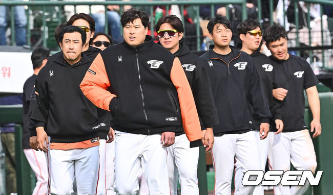 [OSEN=부산, 이석우 기자] 17일 부산 사직구장에서 2024 신한 SOL 뱅크 KBO 리그 롯데 자이언츠와 한화 이글스의 시범경기가 열렸다. 한화 이글스 류현진과 선수들이 롯데에 14-2로 대승하고 인사를 하러 나가고 있다. 2024.03.17 / foto0307@osen.co.kr