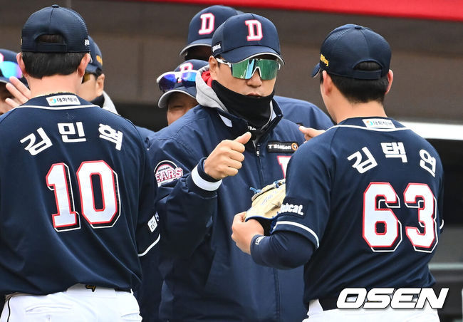 [OSEN=부산, 이석우 기자] 11일 부산 사직구장에서 2024 신한 SOL 뱅크 KBO 리그 롯데 자이언츠와 두산 베어스의 시범경기가 열렸다. 두산 베어스 이승엽 감독이 롯데 자이언츠에 3-0으로 승리한 후 김택연과 하이파이브를 하고 있다. 2024.03.11 / foto0307@osen.co.kr