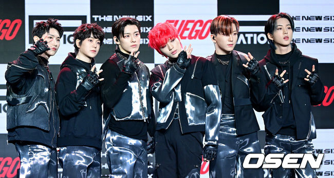 [OSEN=최규한 기자] 그룹 더뉴식스(THE NEW SIX)가 20일 오후 서울 청담동 일지아트홀에서 첫 번째 싱글 ‘FUEGO(푸에고)’ 발매 쇼케이스를 가졌다.<br /><br />‘FUEGO’는 스페인어로 ‘불’을 가리키는 단어로, 개인이 가진 부정적인 감정을 불태워버리고 끝없는 목표를 향해 길을 떠나는 더뉴식스의 포부를 재치있게 표현한 곡이다. 전반적으로 곡을 이끌어 가는 808 베이스가 중독성을 더할 뿐만 아니라, 기승전결이 뚜렷한 전개로 곡의 드라마틱함을 극대화 했다.<br /><br />더뉴식스가 포토타임을 하고 있다. 2024.03.20 / dreamer@osen.co.kr<br />