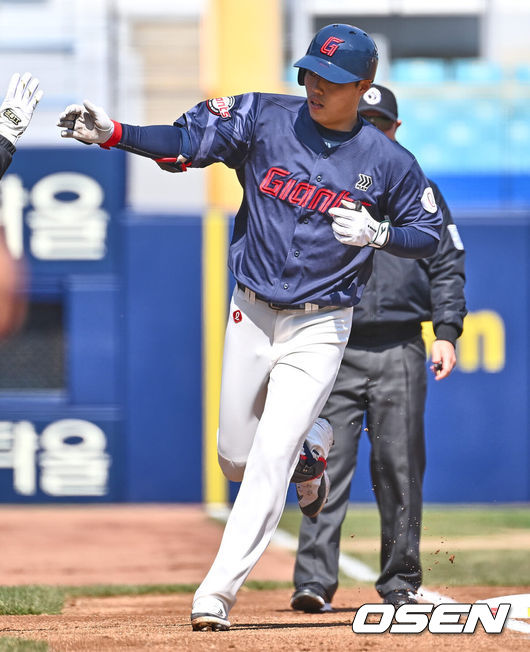 [OSEN=대구, 이석우 기자] 15일 대구 삼성라이온즈파크에서 2024 신한 SOL 뱅크 KBO 리그 삼성 라이온즈와 롯데 자이언츠의 시범경기가 열렸다. 롯데 자이언츠 고승민이 1회초 우월 솔로 홈런을 치고 하이파이브를 하고 있다. 2024.03.15 / foto0307@osen.co.kr