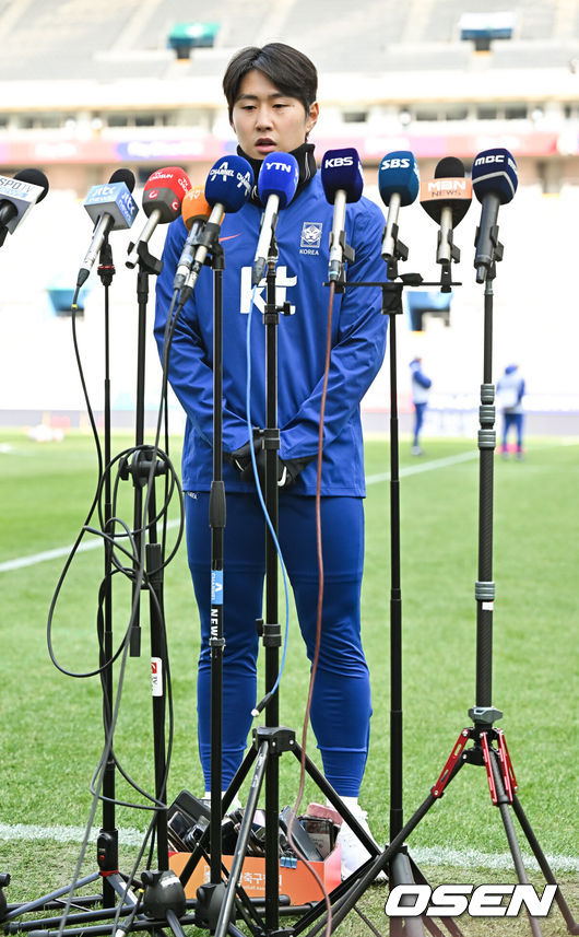[OSEN=서울월드컵경기장, 박준형 기자] 20일 서울 마포구 서울월드컵경기장에서 2026 FIFA 북중미 월드컵 2차 예선 한국-태국 경기 공식훈련이 진행됐다. 훈련 앞서 이강인이 취재진 앞에서 심경을 밝히고 있다.  2024.03.20 / soul1014@osen.co.kr